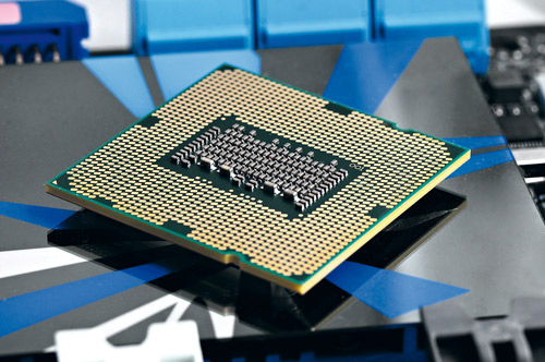 В качестве примера мы взяли систему на базе LGA 1156. Перед вами процессор, предназначенный для этого сокета: у него нет «ног», зато есть два ориентирующих выреза
